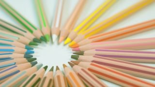 Coloring pencils with all the colors of the rainbow in the shape of a circle